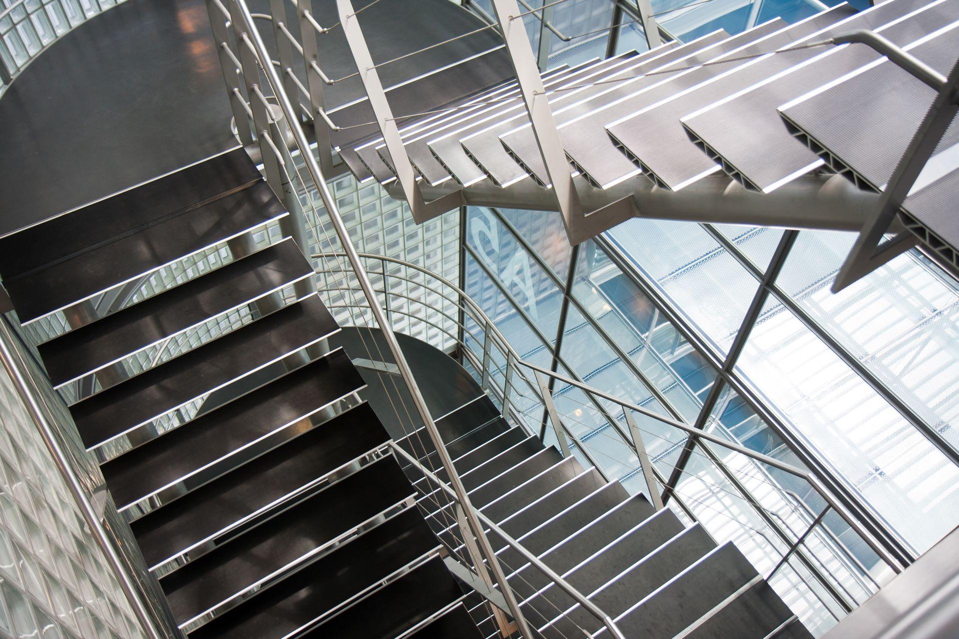 Industrielle Treppe mit Edelstahlgeländer und Glas