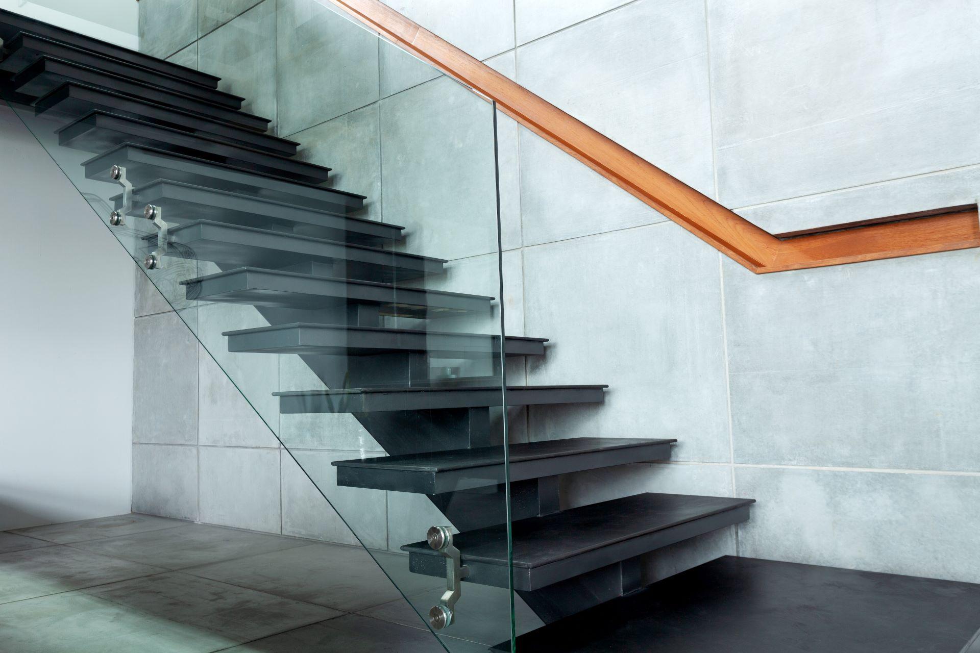 Moderne Treppe mit Glas und Holzhandlauf